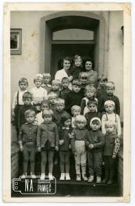 1970. Przedszkolaki, wychowawcy: Bronisława Piwko, Julia Żyta, na samym dole z prawej Anna Kasprzak
